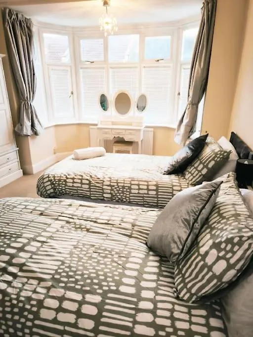 Southend On Sea L 4 Bedroom House L Contractors Families Groups All Welcome L Free Parking L Holiday home Southend-on-Sea