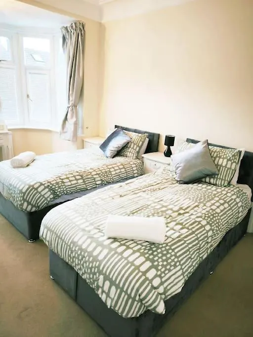 Southend On Sea L 4 Bedroom House L Contractors Families Groups All Welcome L Free Parking L