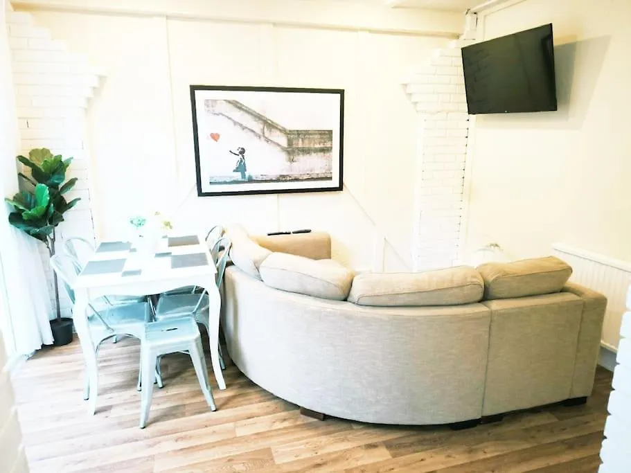 Southend On Sea L 4 Bedroom House L Contractors Families Groups All Welcome L Free Parking L 0*, Southend-on-Sea