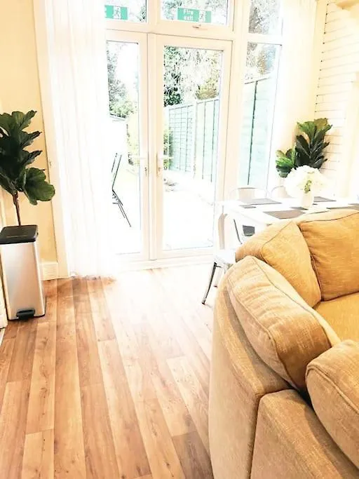 Southend On Sea L 4 Bedroom House L Contractors Families Groups All Welcome L Free Parking L