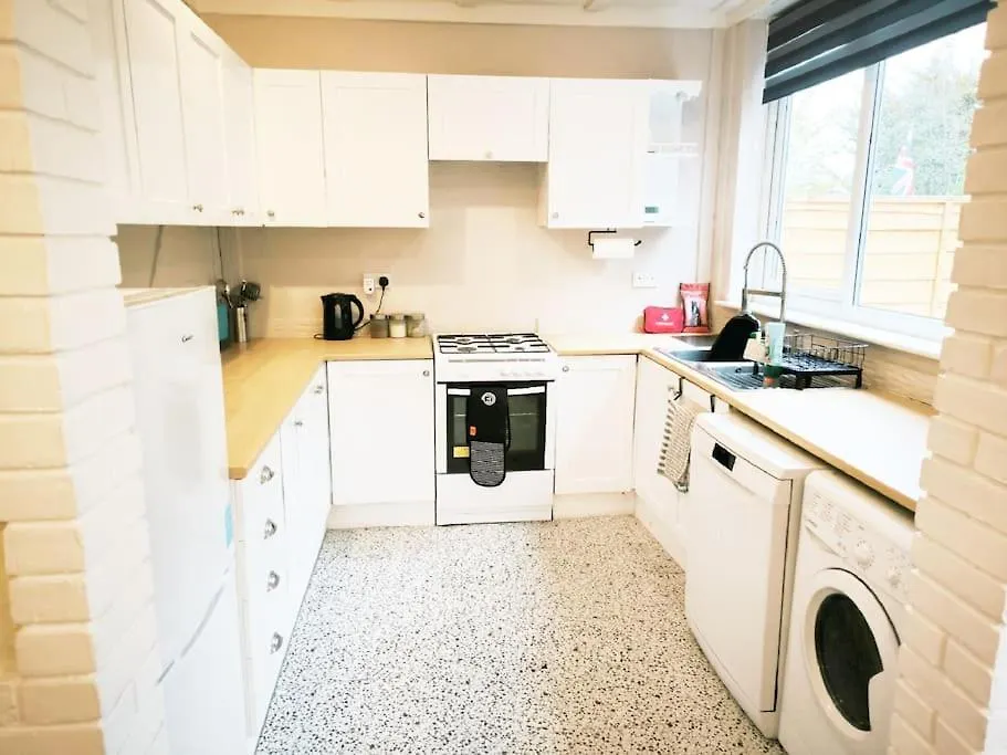 Southend On Sea L 4 Bedroom House L Contractors Families Groups All Welcome L Free Parking L 0*, Southend-on-Sea United Kingdom