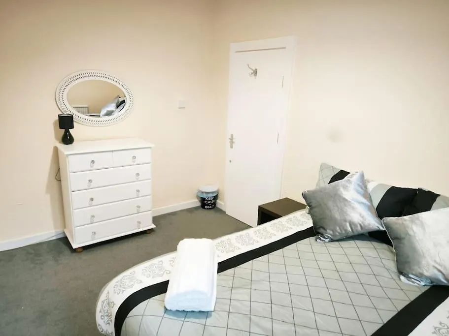 Southend On Sea L 4 Bedroom House L Contractors Families Groups All Welcome L Free Parking L United Kingdom